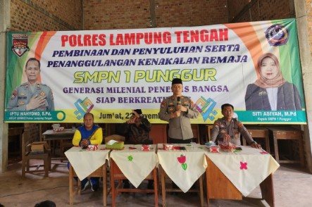 Kasat Binmas Polres Lamteng Pembinaan Tentang Kenakalan Remaja di SMPN 1 Punggur
