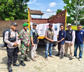 Pendistribusian Logistik Pilkada dari PPK ke PPS di Kawal Polres Lamteng Bersama TNI