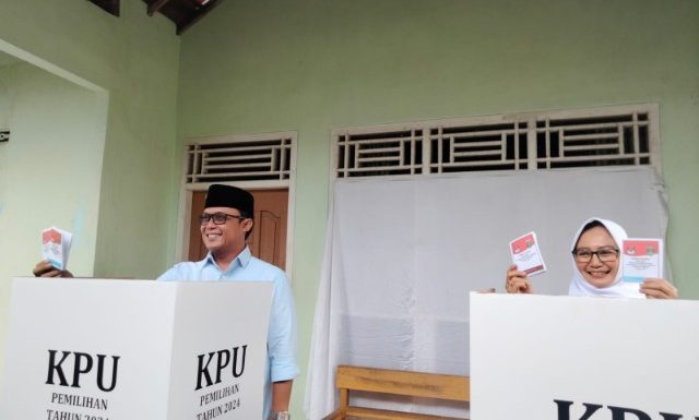 Wabup Lamteng Ardito Wijaya dan Istri Melakukan Penyoblosan di TPS 03 Karang Endah