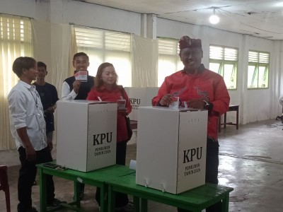 Didampingi Istri dan Anak, Cawabup Nomor Urut 02 Koheri Berikan Hak Suara di TPS 003 Kampung Rama Dewa
