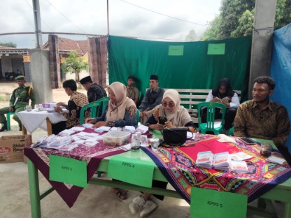 Meski Sempat Ambruk TPS 07 Simpangagung, Pencoblosan Suara Berjalan Lancar