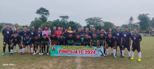 Jalin Silaturahmi, Polsek Seputih Mataram Ajak Pamong Kampung Terbanggiilir Main Bola