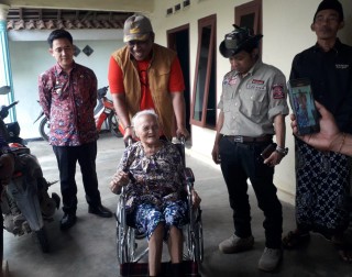 Komang Koheri Serahkan Kursi Roda dari Kemensos Kepada Warga Kalirejo