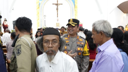 Misa Malam Natal, Kapolres Lamteng Bersama Forkopimda Meninjau Langsung Pengamanan Gereja