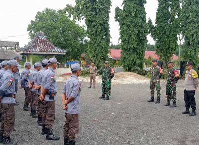 Jelang Tahun Baru 2025, Anggota Polsek dan Koramil Seputih Mataram Lakukan Pembinaan Kesiapsiagaan Linmas