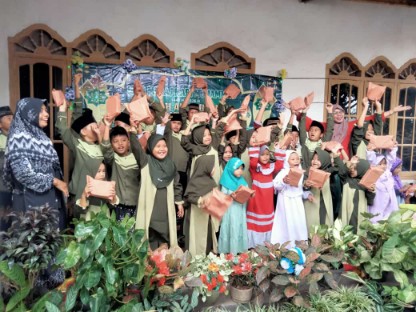 Peringati Isra Mi’raj, 2 Santri TPQ Al Ikhlas Simpangagung Khotmil Qur’an