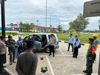 Amankan Nataru, Personel Pospam Jalur Tol Polres Lamteng Himbau Pengemudi Untuk Utamakan Keselamatan