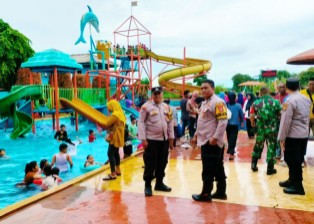 TNI-Polri Lakukan Pengamanan di Waterboom Telaga Putri