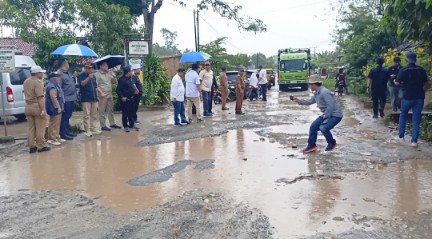 Komisi IV DPRD Lampung Sidak Ruas Jalan Bangunrejo-Kalirejo dan Kalirejo-Poncowarno yang Rusak Parah