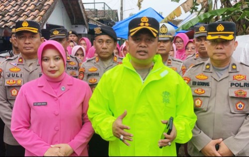 Kapolres Lamteng Tinjau Langsung Lokasi Banjir Sekaligus Berikan Bantuan Sosial di Bekri