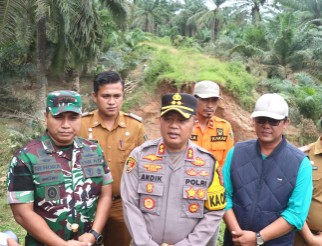 Bersama Forkopimda, Kapolres Lamteng Berikan Tali Asih Warga Terdampak Banjir