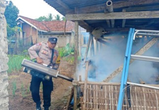 Cegah DBD, Bhabinkamtibmas Polsek Trimurjo Bersama TNI Lakukan Fogging di Kampung Binaan