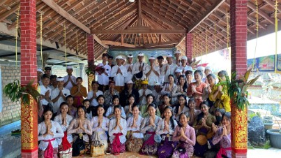 Siswa SMAN 1 Seputih Mataram Peringati Hari Raya Saraswati
