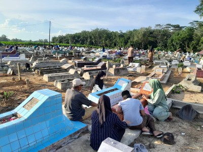 Jelang Ramadan, Warga Ziarah Kubur