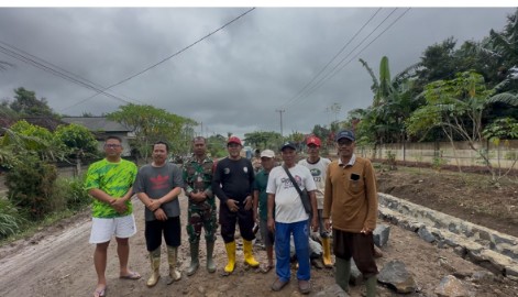 Tak Kunjung Diperbaiki, Masyarakat Rejo Binangun Bangun Drainase dan Perbaiki Jalan Kabupaten di Desanya