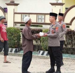 Jelang Buka Puasa, Kapolsek Seputih Surabaya Berbagi Takjil Gratis