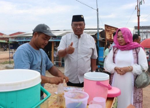 Wabup Lamteng Komang Koheri Ngabuburit di Simpangagung Borong Takjil Warga