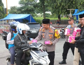 Kapolres Lamteng Sosialisasikan Hotline 110 Sambil Berbagi Takjil untuk Masyarakat