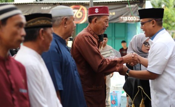 Safari Ramadan di Buminabung, Bupati Ardito Wijaya Serahkan Bantuan kepada Marbot