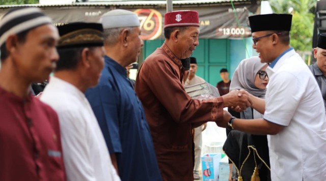 Safari Ramadan di Buminabung, Bupati Ardito Wijaya Serahkan Bantuan kepada Marbot