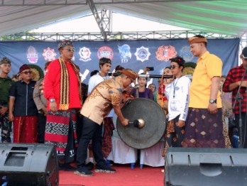 Didampingi Wabup, Bupati Lamteng Buka Festival Ogoh-Ogoh di Seputihraman