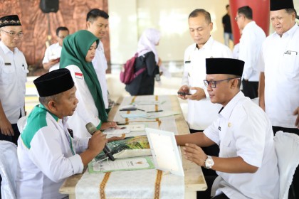 Baznas Lamteng Terima Penyerahan Zakat  Bupati Lamteng Ardito Wijaya
