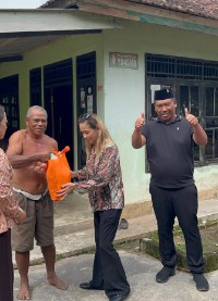 Wabup Lamteng Bersama Miss Sawer dan Wakil Ketua TP-PKK Bagikan Paket Sembako Kepada Warga