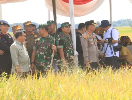 Kapolres Lamteng Dampingi Wakapolda Lampung Hadiri Panen Raya Padi di Trimurjo