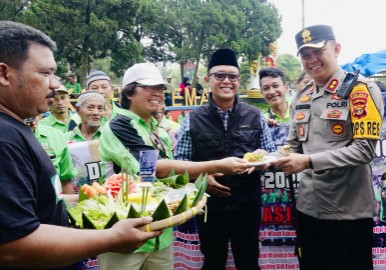 Kapolres Lamteng Pimpin Langsung Pengamanan Hari Buruh di Tugu Pepadun