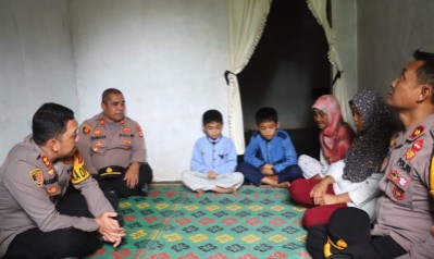 Penuh Haru, Kapolres Lamteng Temui Dua Bocah yang Hidupi Ibu Tunanetra