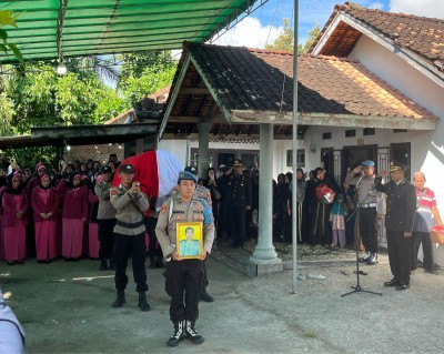 Polres Lamteng Gelar Upacara Kedinasan Pemakaman Alm Aiptu Yoga Kuncara