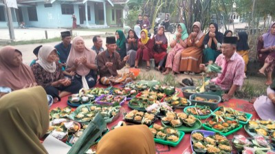 Warga Simpangagung Lestarikan Tradisi Suroan dengan Selamatan Takir Plontang
