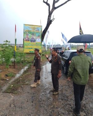 Plt. Kasi Trantibum Kecamatan Trimurjo Berjibaku Ditengah Guyuran Hujan Demi Berlangsungnya Launching Petani Mitra Adhyaksa dan Panen Raya