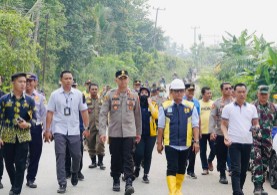Kolaborasi Lintas Sektor, Kapolres Lamteng Bersama Bupati Tinjau Perbaikan Ruas Jalan Gunung Sugih – Kota Gajah