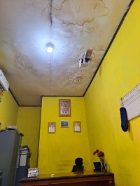 Plafon Kantor Kelurahan Yukumjaya, Kecamatan Terbanggibesar, Lampung Tengah, Rusak