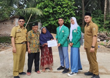 Rumah Siswa Roboh, MKKS dan FKKSS SMA Lamteng dan SMA Ma’arif 5 Padangratu Salurkan Bantuan
