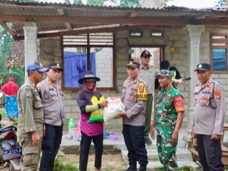 Respons Cepat, Polres Lamteng Bantu Warga Terdampak Angin Puting Beliung