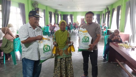 Kakam Astomulyo Salurkan Bantuan Pangan 20 Kg Beras dan 4 Liter Migor ke 635 KPM