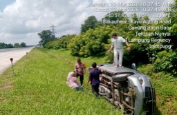 Respons Cepat Personel Pospam Rest Area 163 A Polres Lamteng, Selamatkan Pemudik Kecelakaan Tunggal Tanpa Korban Jiwa