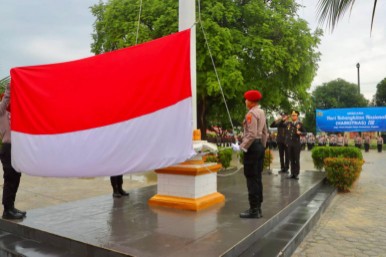 Diguyur Hujan Gerimis, Polres Lamteng Tetap Khidmat Peringati Harkitnas ke-118