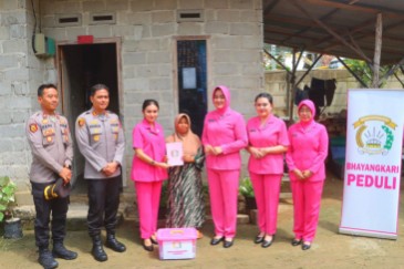 Hadirkan Senyum bagi Warga, Bhayangkari Lamteng Tebar Kepedulian