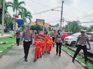 Penuh Keceriaan, Murid TK Aba Umar Bin Khattab Kunjungi Satlantas Polres Lamteng