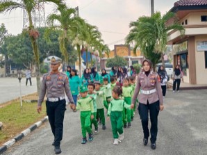 Penuh Keceriaan, Murid TK Al Falah Kunjungi Polres Lamteng Lewat Program Polsana