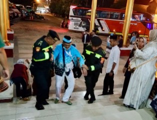 Polres Lamteng Amankan Pemulangan Jamaah Haji Kloter 9, Anggota Bantu Jamaah Lansia Dengan Humanis