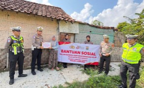 Sambut Hari Bhayangkara ke-80, Satlantas Polres Lamteng Salurkan Bantuan Sembako kepada Warga Kurang Mampu