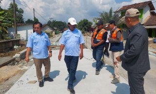 Tinjau Proyek Jalan di Wilayah Barat, Komisi III DPRD Lamteng Ajak Masyarakat Ikut Awasi Pengerjaan
